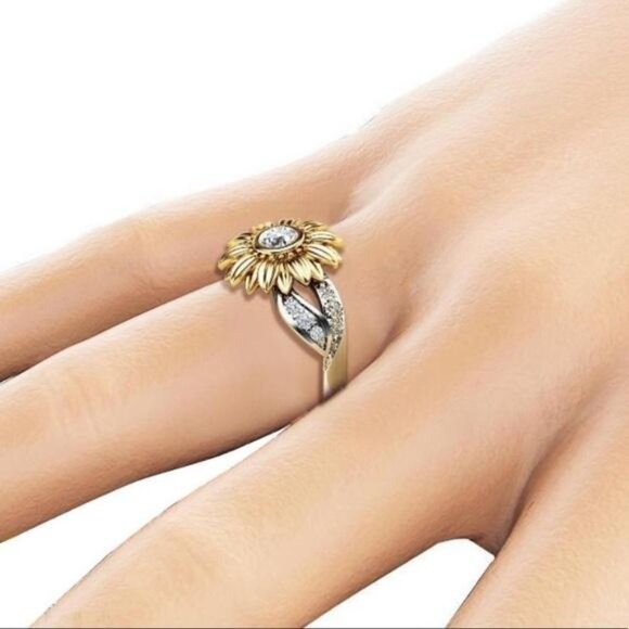 18K YELLOW & WHITE GOLD DIAMOND SUNFLOWER RING, CUTE RING, SHINY RING. - Picture 3 of 3